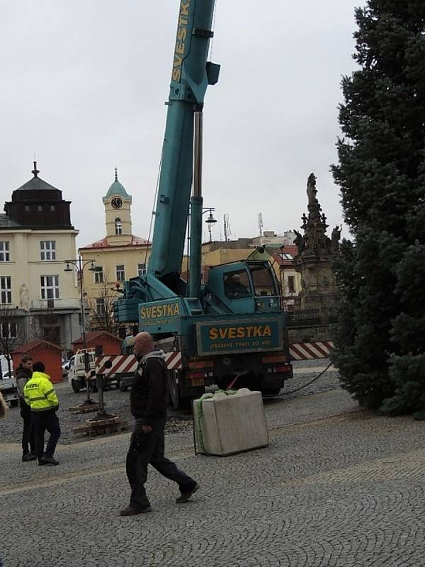 Jedlička z Lidic na kladenském náměstí.