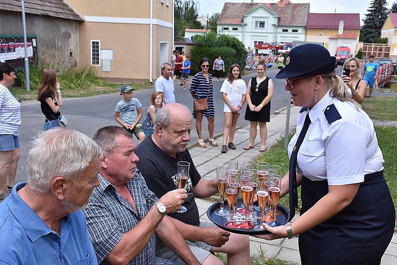 Z dětského dne v Poštovicích, odhalení znaku a vodní radovánky.