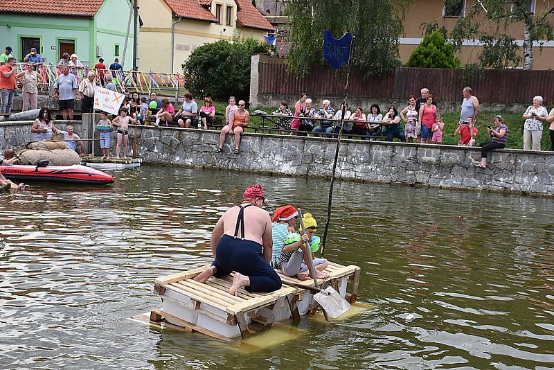 Z dětského dne v Poštovicích, odhalení znaku a vodní radovánky.