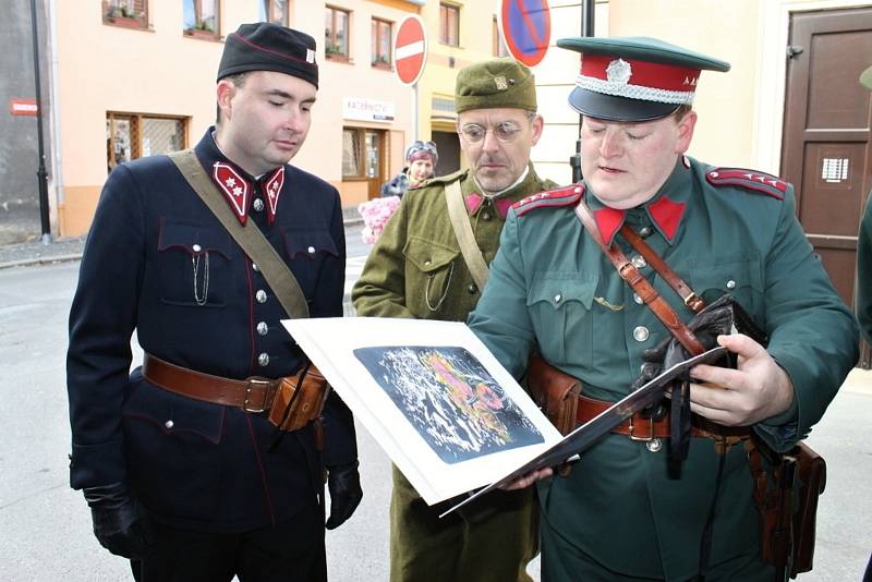 Den válečných veteránů si připoměli také ve Slaném na městském tržišti u pamětní desky.