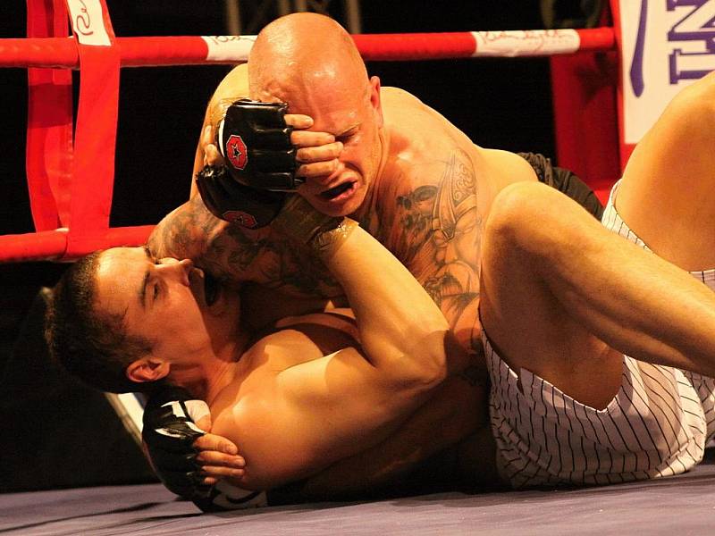 Noc válečníků 2. Na Kladně jste mohli vidět thai-boxerskou galashow.