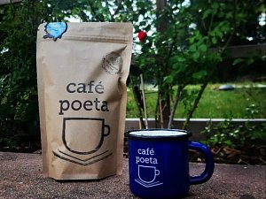 Druhá krádež v Café Poeta. Zloděj tentokrát odnesl i originální balení kávy a hrnky s logem Café Poeta.