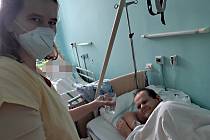 O Jaroslava Svobodu (36) pečuje, kromě dalších, ve slánské nemocnici i ošetřovatelka Jana Šašková.