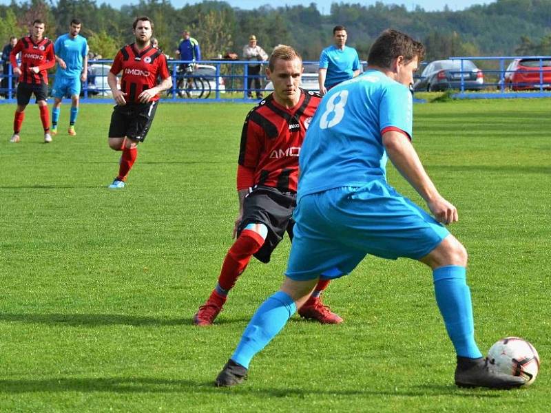 Zichovec (v červeném) porazil doma nečekaně Švermov 3:1.