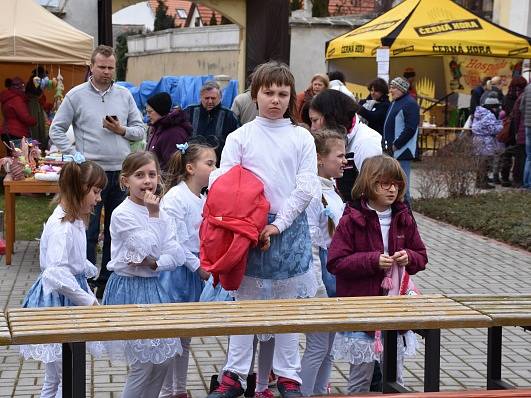 Vajíčkobraní ve Velvarech a pěší putování s vařenými vejci na Karlův most v Praze.