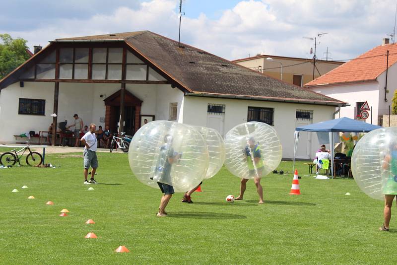 Na fotbalovém hřišti v Brandýsku si lidé vyzkoušeli také fotbal v bublinách.