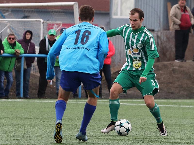 Motorlet (v modrém) porazil doma Hostouň na penalty 2:1. Vpravo běloruská posila hostů Valerij Patarocha.