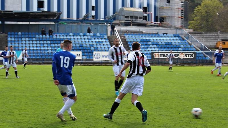 Kladno (v modrém) přetlačilo předposlední Dobříš až v nastaveném čase 1:0.