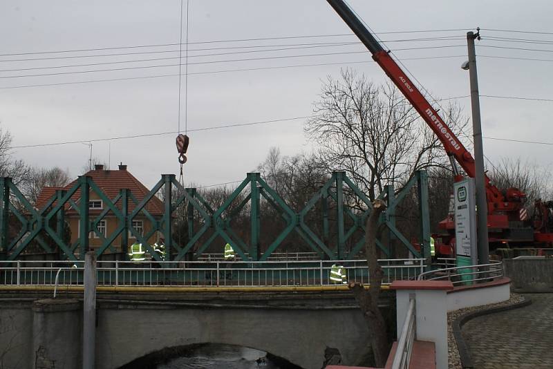 Zahájení opravy mostu přes Bakovský potok ve Velvarech, počátek února 2018