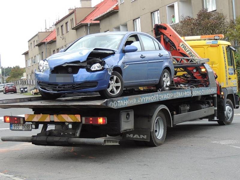 Nehoda dvou aut v Kladně na křižovatce ul. Fr. Foustky a 5. května.