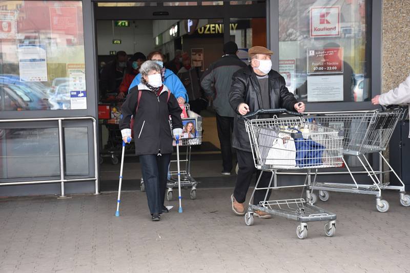 Strážníci zatím výrazné incidenty s lidmi bez roušek řešit nemuseli, respekt má většina obyvatel.