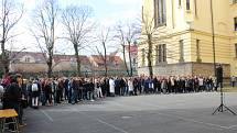 Ve dvoře Gymnázia Kladno stávkovaly stovky studentů.