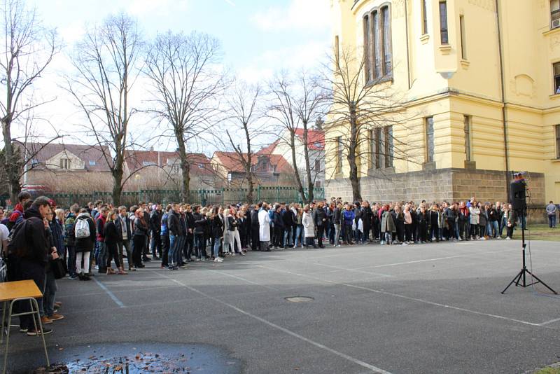 Ve dvoře Gymnázia Kladno stávkovaly stovky studentů.