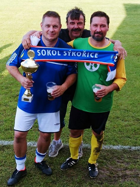 Turnaj v Bratronicích vyhráli fotbalisté Sokola Sýkořice. Tady jsou pohárem a pivkem Martin Vančura (vlevo) a brankář David Růžička.