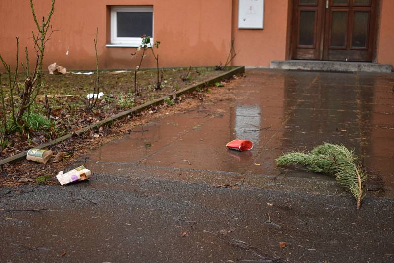 Asi nejhůře dopadla v Kladně Restaurace Na Růžku v Doberské ulici. Vzduchem lítaly cihly i tvárnice. Ulice bude v pondělí ještě nějakou dobu uzavřená.