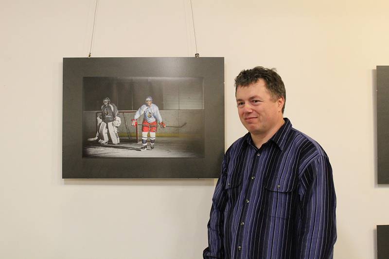 Fotografové Josef Poláček a Tomáš "Beny" Kostečka vystavují své hokejové snímky v kladenském nákupním centru.