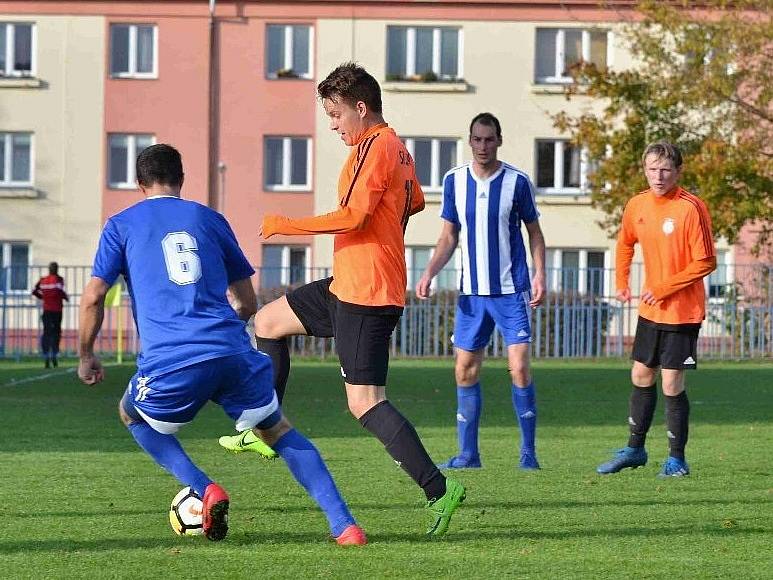 Zavidov (v modrém) nečekaně vysoko 4:0 vyhrál na hřišti béčka SK Slaný.