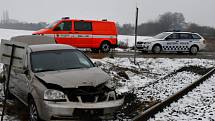 Řidič u Hostivice neubrzdil auto před přejezdem.