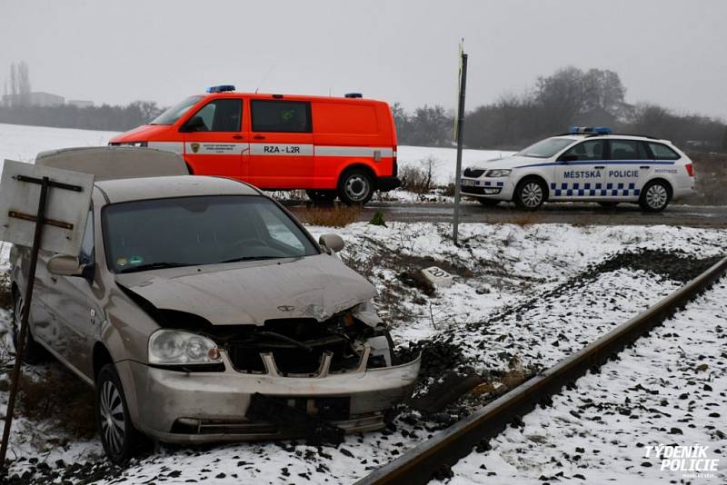 Řidič u Hostivice neubrzdil auto před přejezdem.