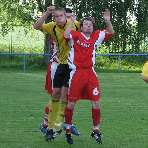 Braškov - Slaný 3:2. Hořejší ve žlutém tuhle hlavičku vyhrál. Však také bojoval s malým velkým mužem utkání - M. Maňkošem.