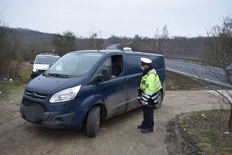 Policisté obestavěli hranice Kladenska, lidé nařízení vesměs dodržují.