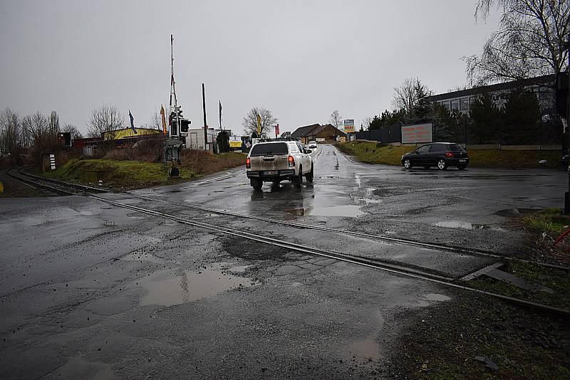 Několik aut uvízlo ve Slaném na železničním přejezdu.