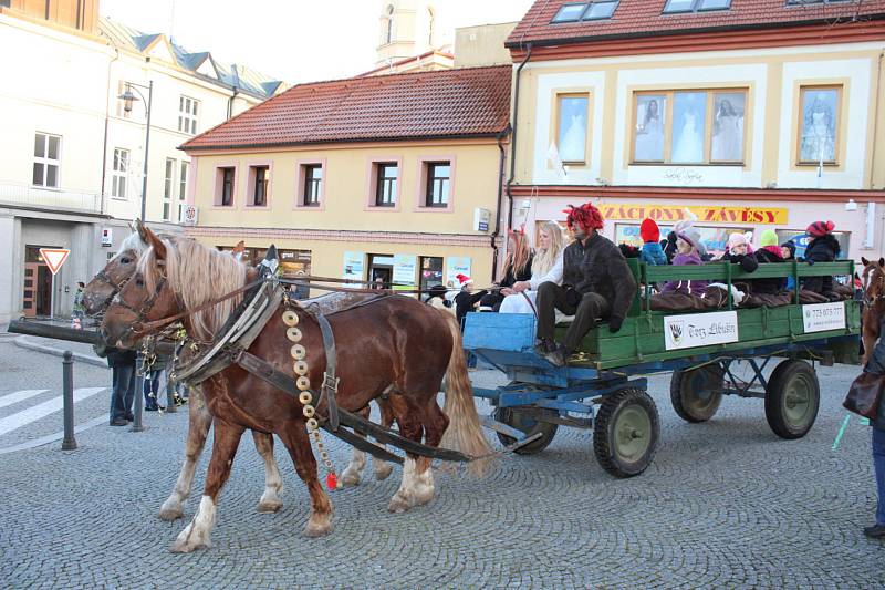 Příjezd Mikuláše a jeho družiny sledovalo na náměstí Starosty Pavla v Kladně mnoho lidí.