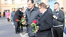 Den válečných veteránů si připoměli také ve Slaném na městském tržišti u pamětní desky.