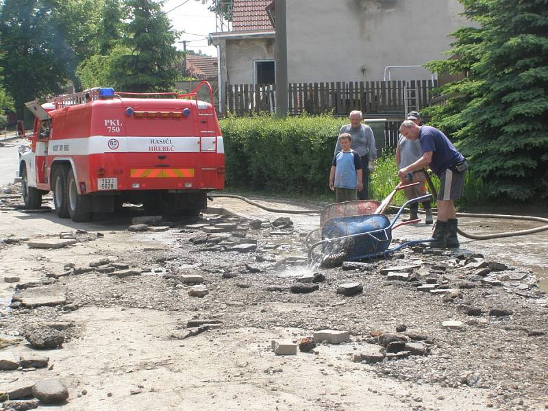 V Dolanech uklízejí spoušť po velké vodě. 