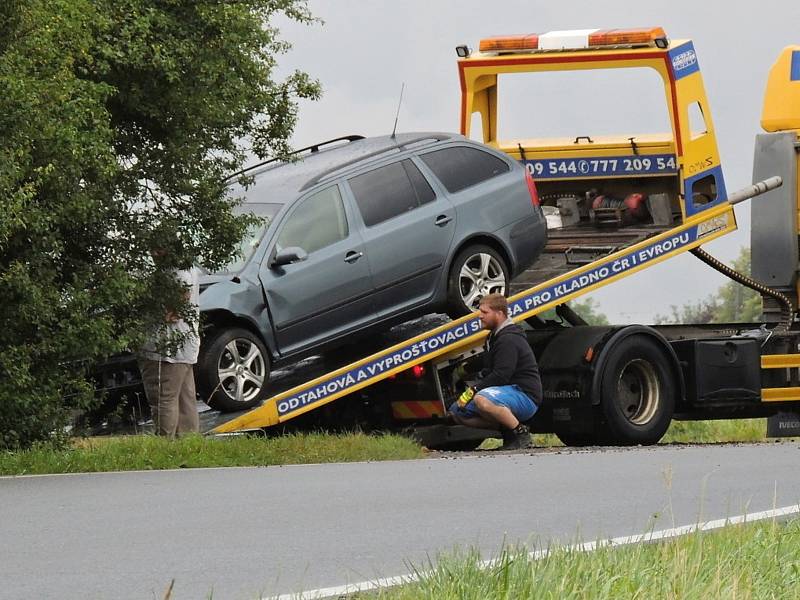 U Velké Dobré se srazila dvě auta.