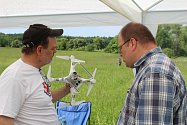 Na univerzitní louce v Ploskově byla představena nová aplikace Senoseč online, k vidění byla i ukázka práce dronu.