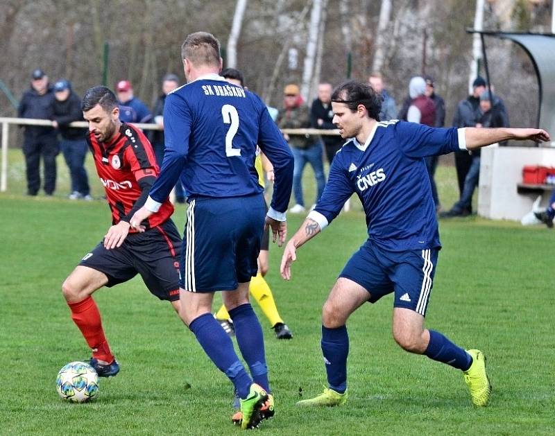 I. B třída: Švermov (v červeném) si poradil doma  s Braškovem 2:0.