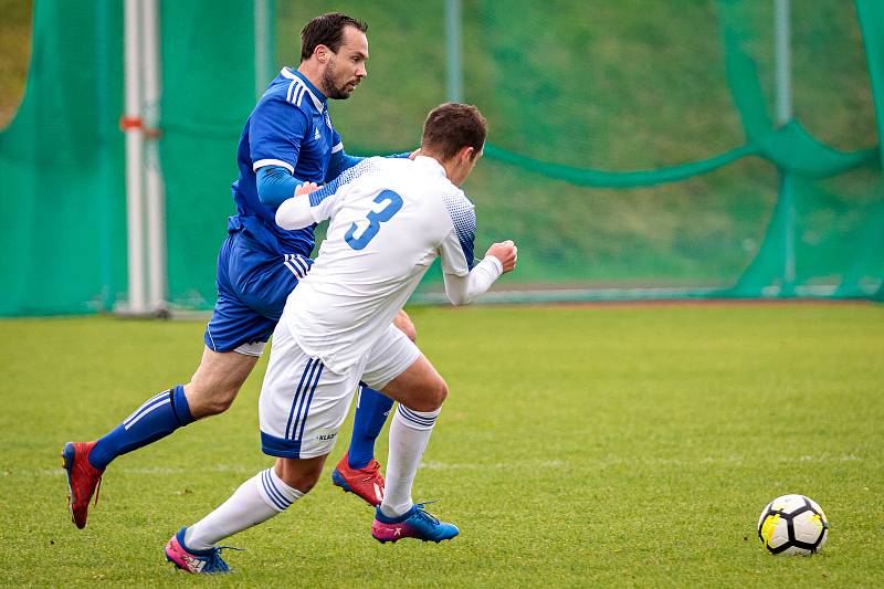 Fotbalová příprava: Kladno (v bílém) nečekaně vyhrálo na hřišti SK Slaný vysoko 7:1. Marek Vašák