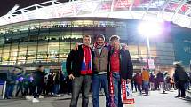 Michael Wiesner (vpravo)  s kamarády Alešem Černým a Ládou Brejníkem ve Wembley.