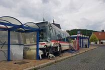 Autobus ve Slaném smetl zastávku, jeden chlapec zemřel.