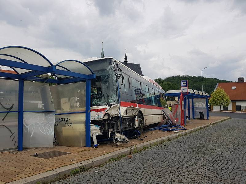 Autobus ve Slaném smetl zastávku, jeden chlapec zemřel.