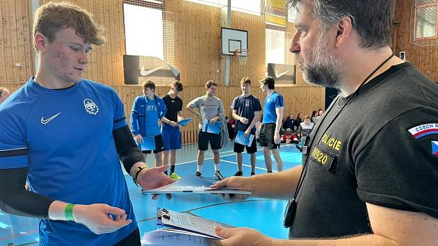 Do dalšího ročníku, již čtvrtého, vystartoval v pondělí v tělocvičně kladenského sportovního gymnázia sportovně-charitativní projekt Přes bariéry s policií. Letos je v jarní části kampaně cílem pomoci 17leté Dáše.