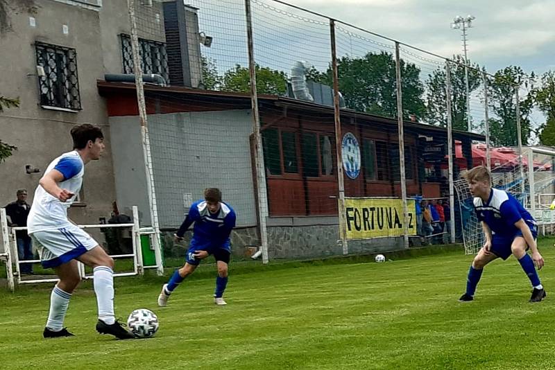 Fotbalová příprava: Velvary (v modrém) - SK Kladno.