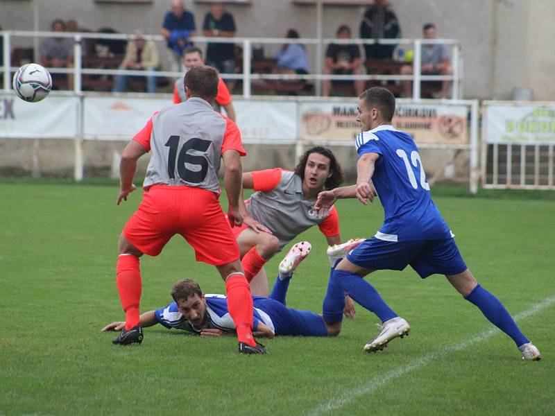 I. B třída, 2. kolo: Slovan Velvary B (v modrobílém) - Slavia Velký Borek (4:0)