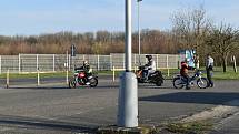 Budoucí řidiči motocyklů z kladenských autoškol se sjeli v neděli na výcvikové ploše u bývalé slánské šachty.