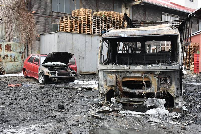 Požár po explozi v kladenském průmyslovém areálu zničil dvě auta.