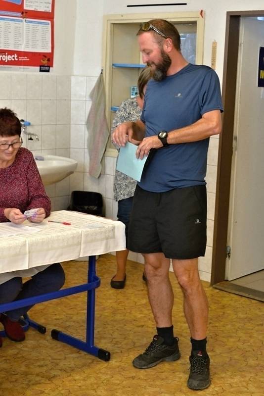 Voliče v Tuchlovicích a v Kačici zvěčnila tradičně fotografka Kladenského deníku Jana Jirásková. Nechybí ani letošní prvovolič z Kačice, student Karel Kučera.