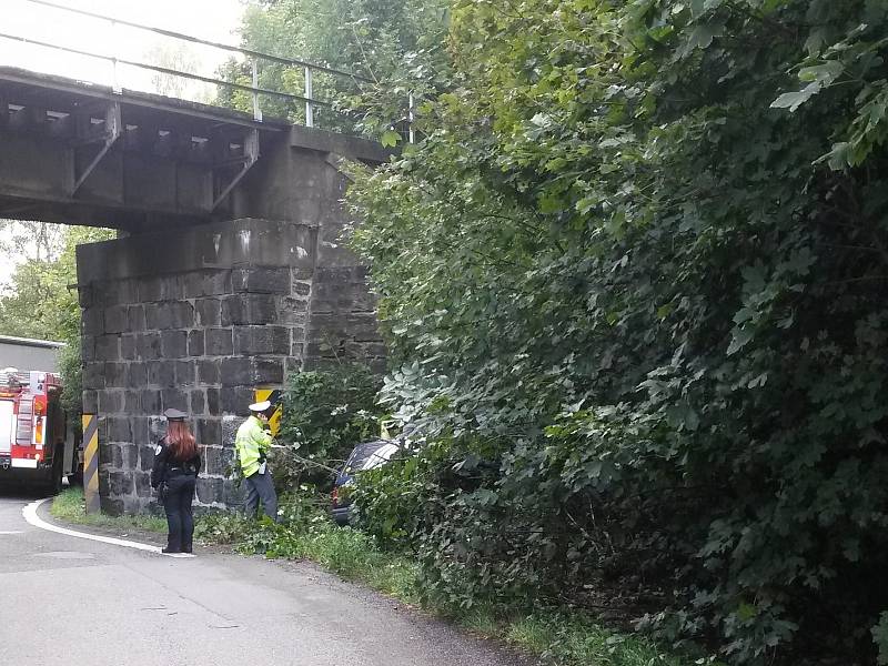 Dopravní nehoda fordu u slánského viaduktu ve Kvíčku