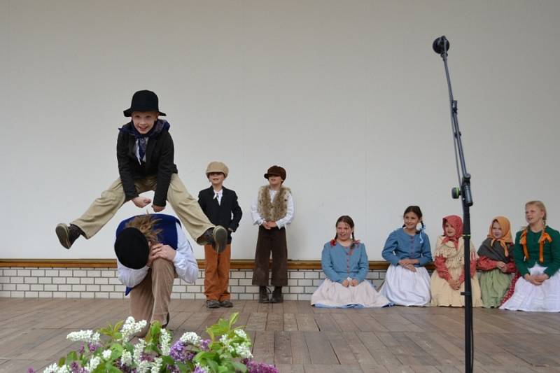 Nedělní program folklorního festivalu v místním amfiteátru.