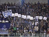 Fanoušci v kladenském zimním stadionu.