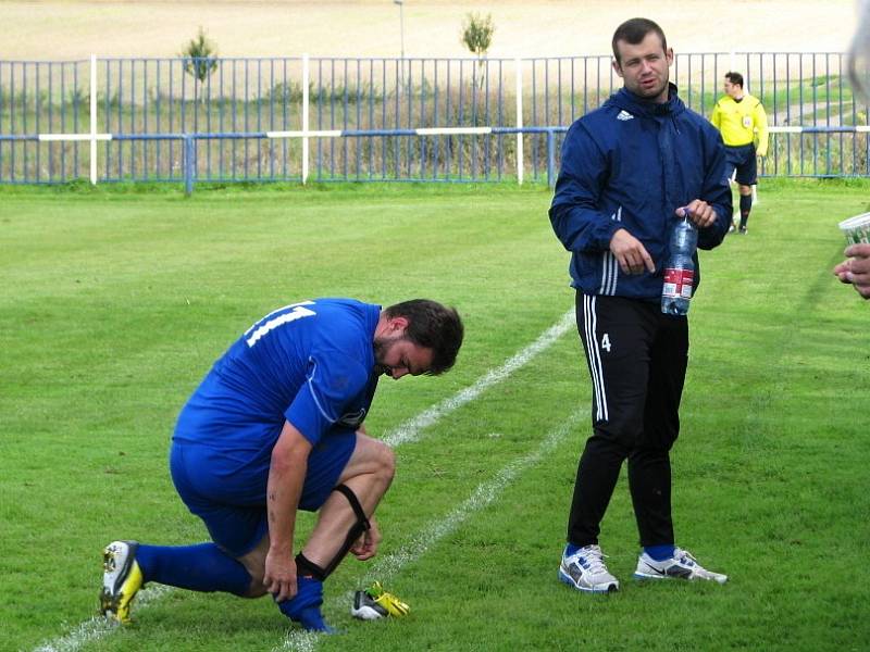 Konec jedné velké série, Doksy (v červeném) porazili sousedy z Velké Dobré a ještě u nich doma. Václav Machek (vpravo) dlal na střídačce dobrrou náladu, ale pak i hrál. 