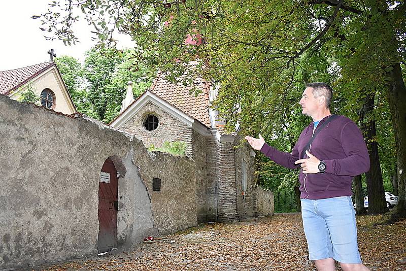 Stav hřbitovní zdi u svatého Jana v Kladně-Dubí je zoufalý.