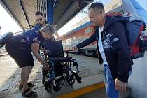 Cestování vlakem s invalidním vozíkem. Když selže systém, pomůžou ochota a svaly.