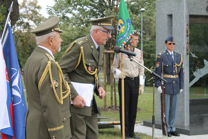 Na ruzyňském letišti si připomněli návrat československých pilotů.