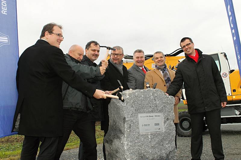 Poklepání na základní kámen obchvatu Slaného za přítomnosti ministra dopravy Dana Ťoka a dalších významných hostů.